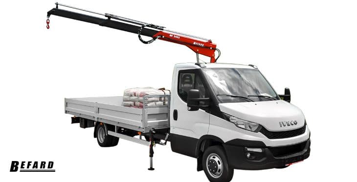 Żuraw jednoramienny HDS BF3402 zamontowany na samochodzie Iveco.
