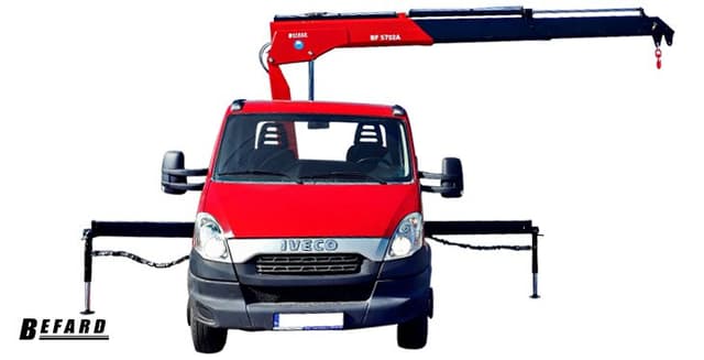 Żuraw jednoramienny HDS BF5702 zamontowany na samochodzie Iveco.