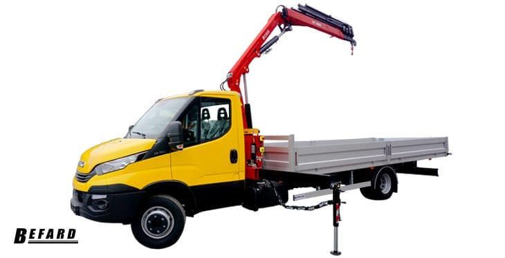 Żuraw dwuramienny HDS XF4002 zamontowany na samochodzie Iveco