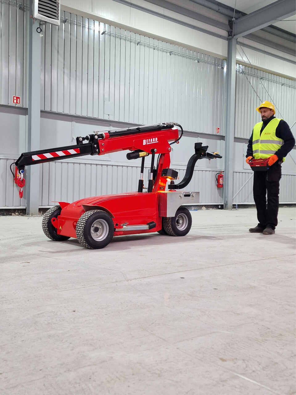 Robot montażowy kołowy pick and carry DG620 zakończony hakiem
